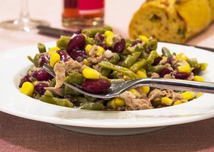 Белковый фасолевый салат с куриной грудкой