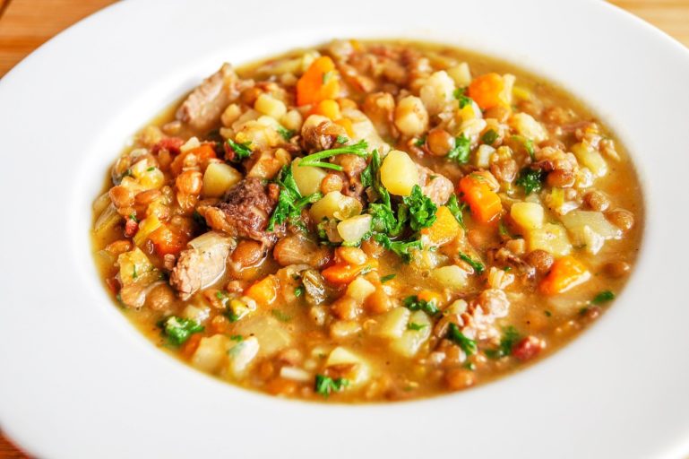 Тушеное мясо с чечевицей