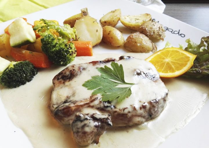 Говяжий стейк c брокколи и сладкий картофель с грибами